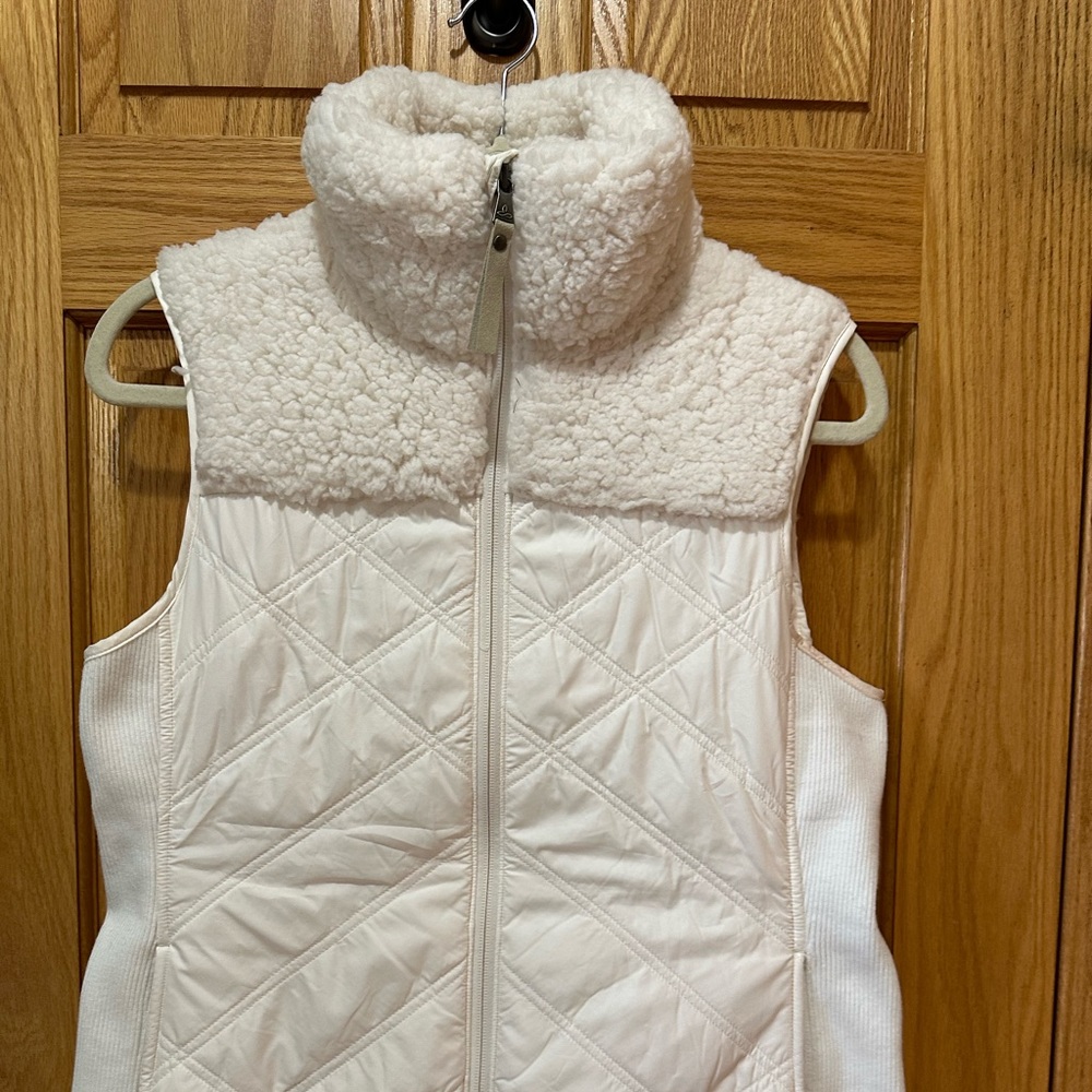 Prana off white/ cream full zip vest with pockets. Sz medium. Like new!